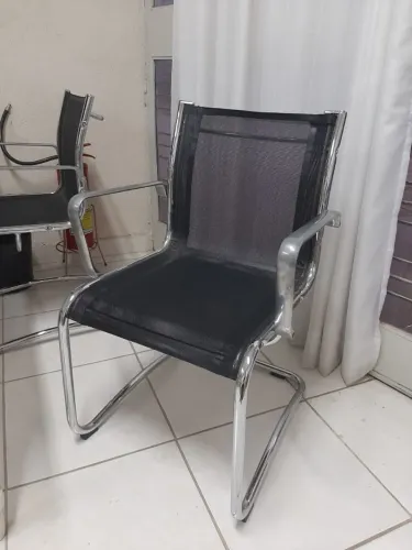 Cadeira de Escritório Cromada em Tela Preta - Ótimo Preço