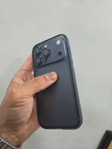 iPhone 14 Pro 256GB com capa fixa do 17 Pro