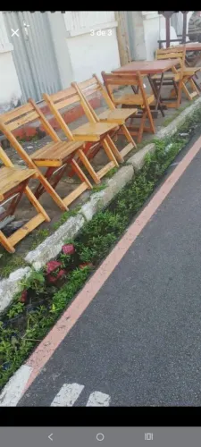  8 cadeiras de madeira ? maciça e 2 mesas dobrável 