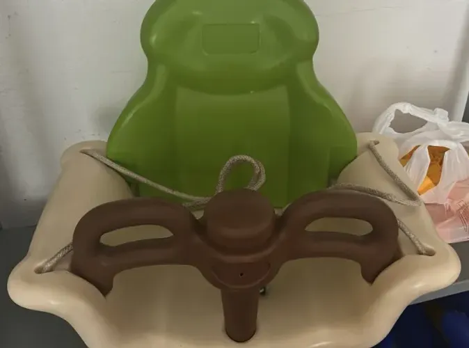 balanço de plástico com cinto na frente