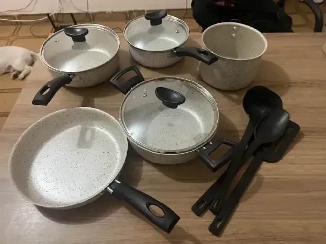 Conjunto de Tachos e Frigideira em Cerâmica - 8 Peças.