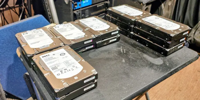 16 HDs SAS 15700rpm de 600 e 450gb servidores