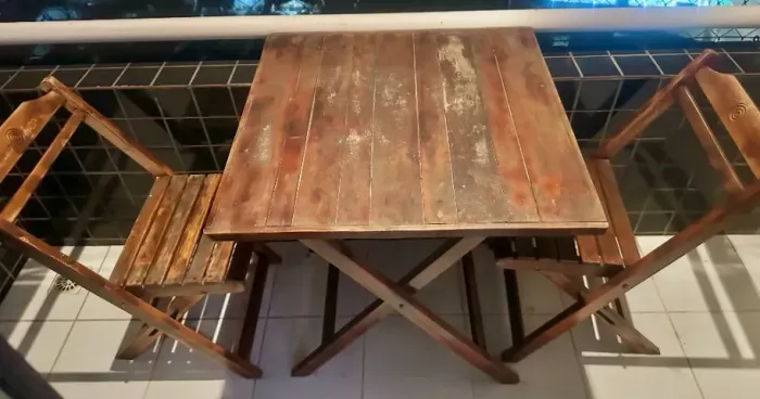 Mesa madeira quadrada dobrável com 2 cadeiras de madeira dobráveis