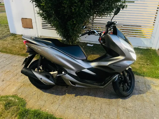 PCX zerada moto de garagem