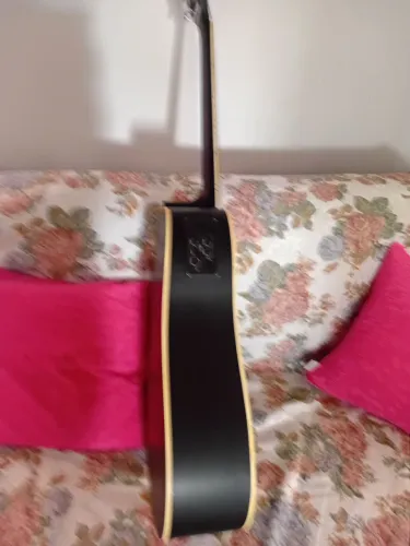 VENDO VIOLÃO CONSEVADO ELÉTRICO TBM POUCO USO NÃO ESTÁ ARANHADO COM TODAS AS CORDAS