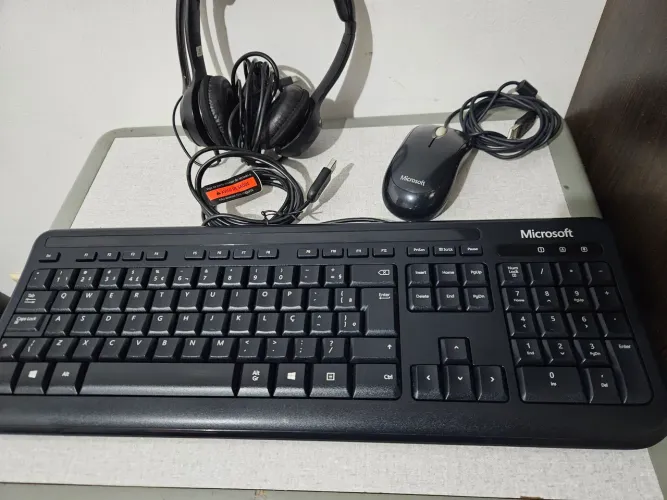 Teclado mouse e fone de ouvido.