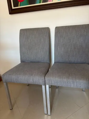 Cadeiras com pés em inox, tecido linho na cor cinza