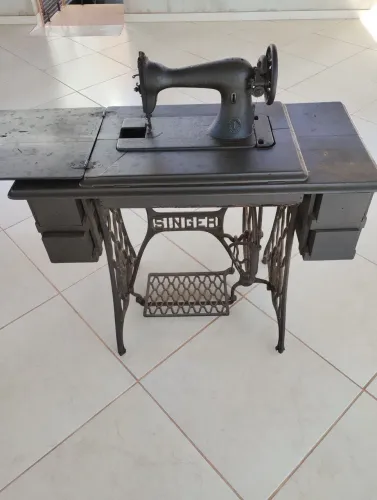 Máquina de costura antiga - relíquia