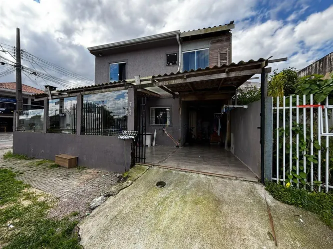 Casa com piscina e jardim no Campo de Santana em Curitiba REF: 1173