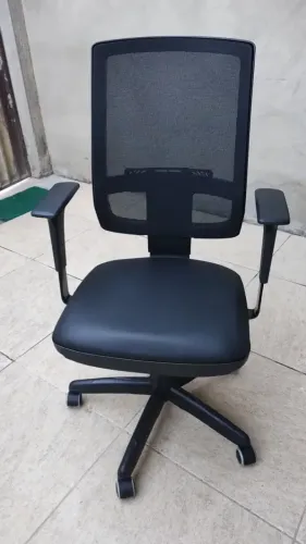 Cadeira de Escritório Giratória Plaxmetal Brizza Relax Couro