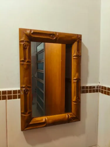 Vendo espelho com madeira maciça 