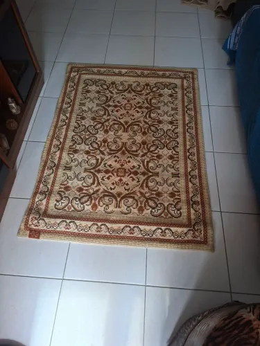 Tapete artesanal Casa Caiada datado de 1986. em tons de caramelo