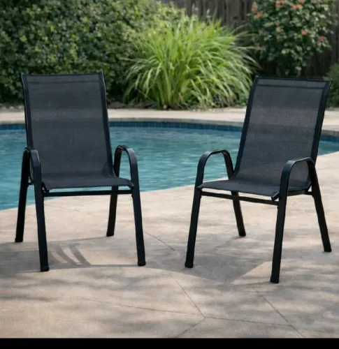 Cadeiras de jardim, piscina e varanda.(Às 2 unidades,R$ 550.00)