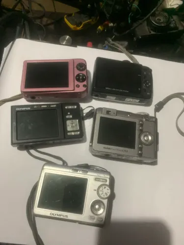 Cinco câmeras digitais antigas