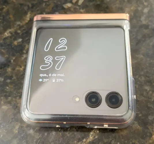 Celular Motorola RAZR 40 ultra sem marcas de uso em estado de novo