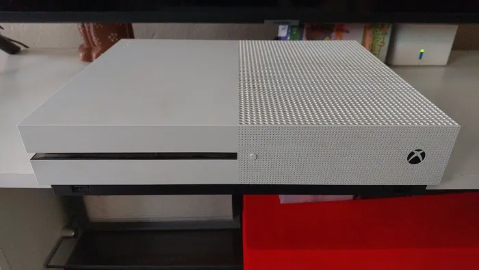 Xbox one S 1T + manete (usado) - estado de novo