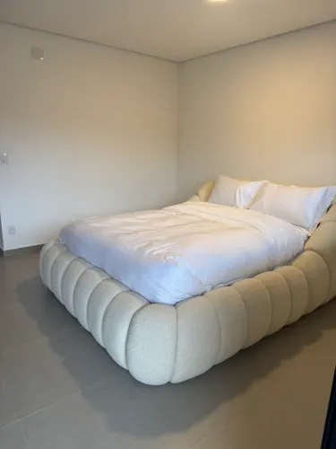 Cama casal moderna