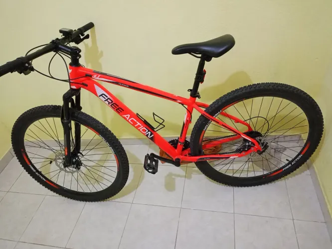 Bicicleta semi nova, um mês de comprada, revisada