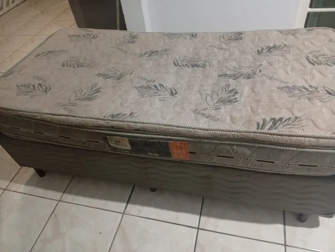 Box solteiro com colchão 