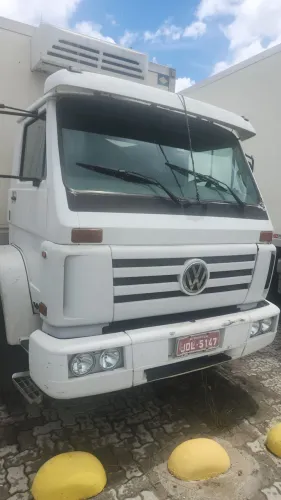 VW 13180, TRUCK, COM BAU REFRIGERADO.