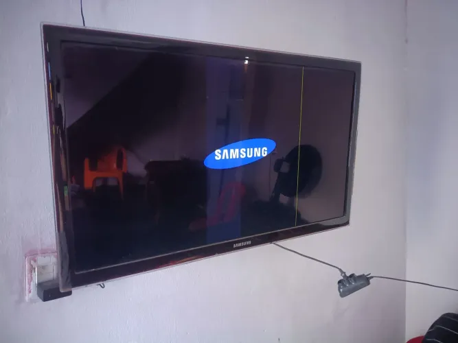 Vendo tv 43 polegadas está sem controle, não pega wi-fi valor R$ 400
