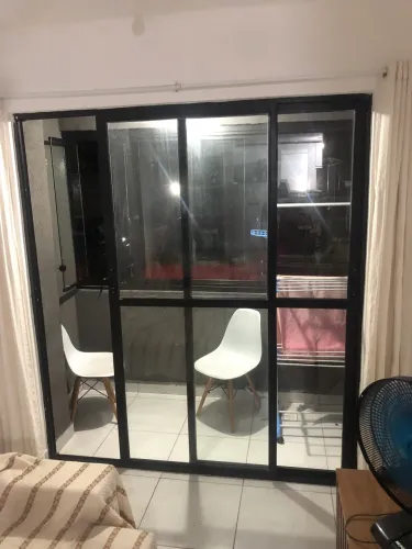 Porta de esquadria medindo 2m por 2,20 cm