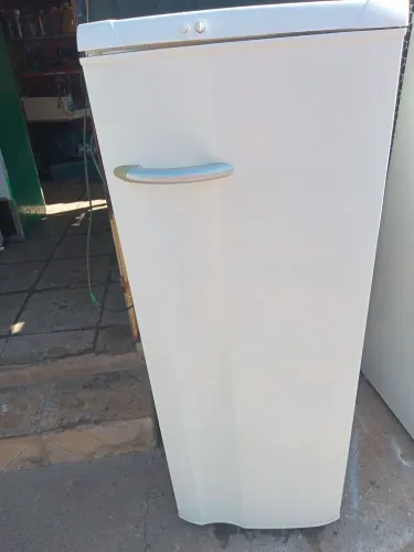 Geladeira eletrôlux 300 litros
