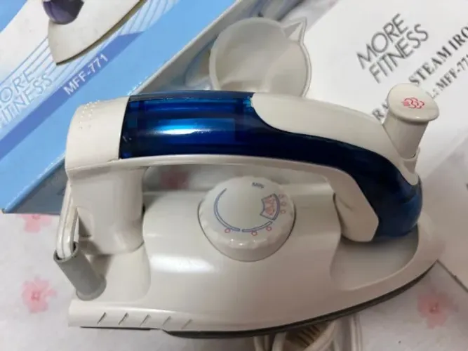 Mini Ferro Passar a Vapor Portátil MORE FITNESS Compacto para Viagens Antiaderente - Novo