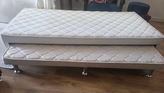 Cama box solteiro, com colchão e cama auxiliar. Semi novo