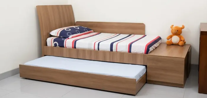 Vendo cama de solteiro com auxiliar e duas gavetas, feita por marcenaria.