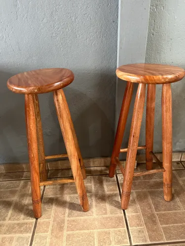 Banco alto de madeira 