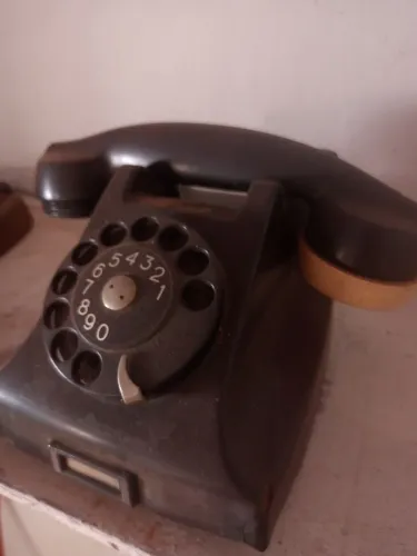 Vendo telefone antigo para decoração 100.00 reais