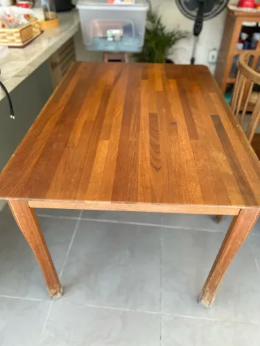 Mesa de jantar de madeira maciça 