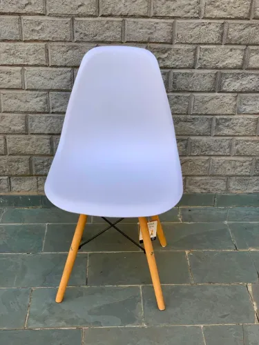 Cadeira branca minimalista e confortável