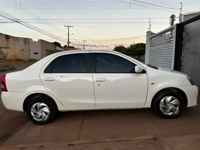 Toyota Etios XS Sedan 1.5 Flex 16V 4P Mec. 2013
