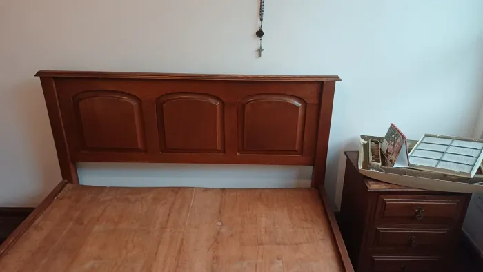 Cama casal madeira maciça com.4 gavetas + Colchão