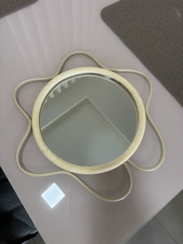 Moldura com espelho decorativa de parede flor com textura rattan - Oikos  
