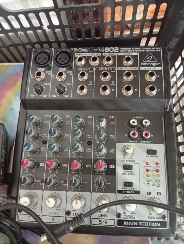 Mesa de Som Behringer 