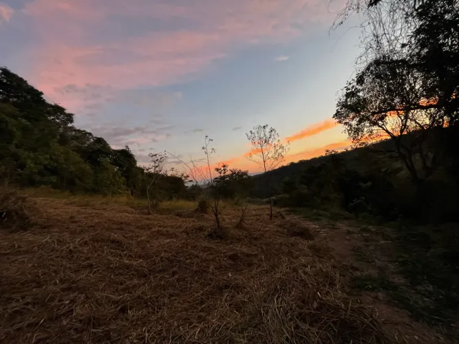Terreno localizado e aterrado