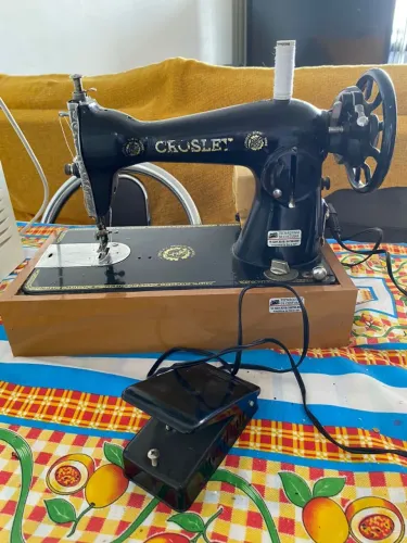  Aparador Adega R$ 200,00, Máquina de costura reta R$200,