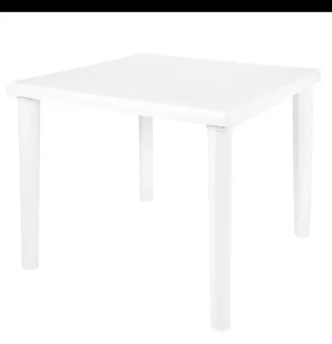 Mesa com 4 cadeiras de plástico