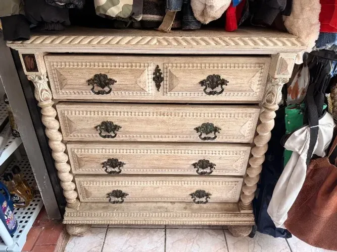 Linda cômoda em madeira com pátina