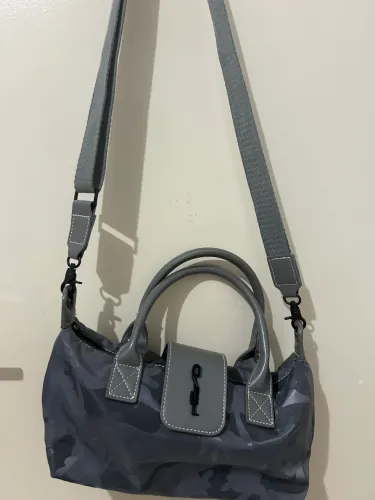 Bolsa Santa Lola cinza em ótimo estado usado poucas vezes