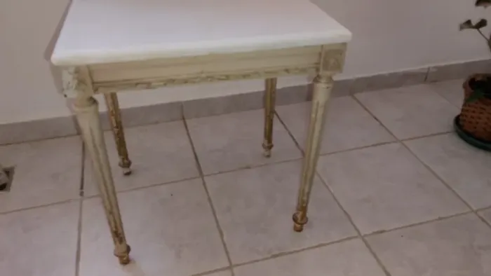 Mesinha lateral antiga tampo em mármore branco 