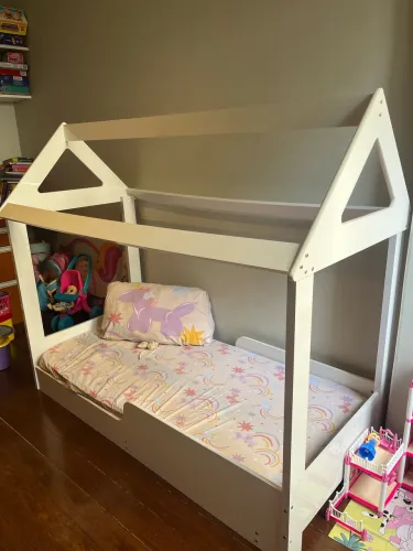 Cama casa montessoriana branca + colchão de espuma