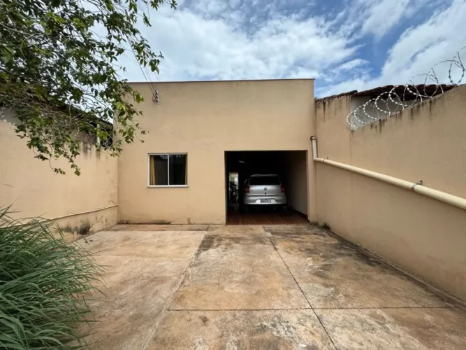 Casa com 3 Quarto(s) e 1 banheiro(s) para Alugar, 120 m² por R$ 1444 / Mês