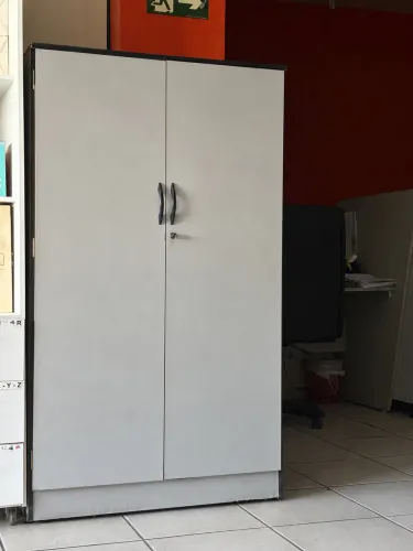 Armário usado. Há marcas de uso