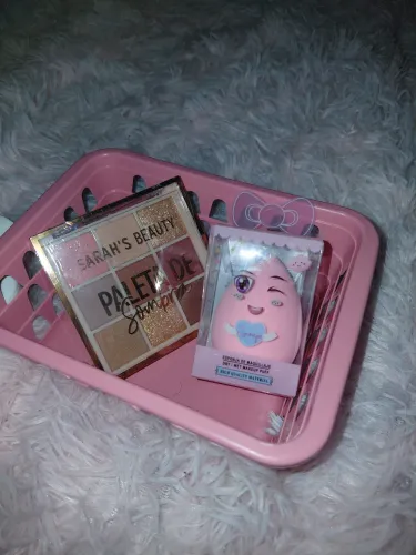 Paleta de sombras e esponja para maquiagem