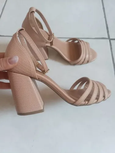Sandália salto grosso griffe bege