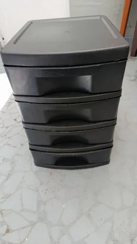 Armário preto com gavetas 